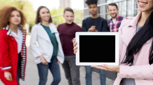POSSO PUBBLICARE UNA FOTO DI GRUPPO SENZA L’AUTORIZZAZIONE DI TUTTI