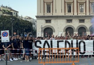 Salernitana, protesta in piazza dei tifosi: “Se si giocherà, noi non ci saremo”