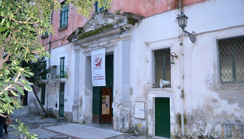 Salerno, vandalizzata la porta della Chiesa di Sant’Anna al Porto