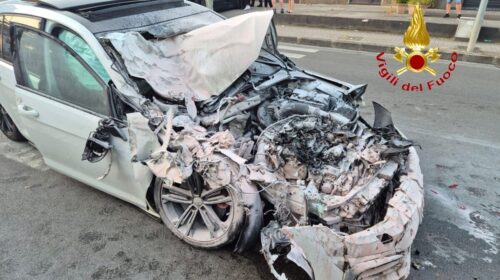 Scafati, auto contro un bus nella notte