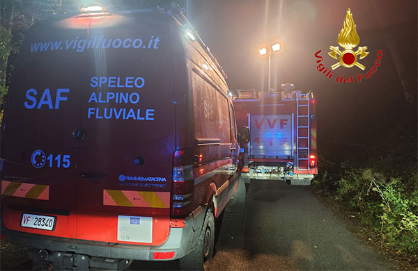 Calvanico, donna si allontana di casa e cade nel dirupo: salvata dai vigili del fuoco