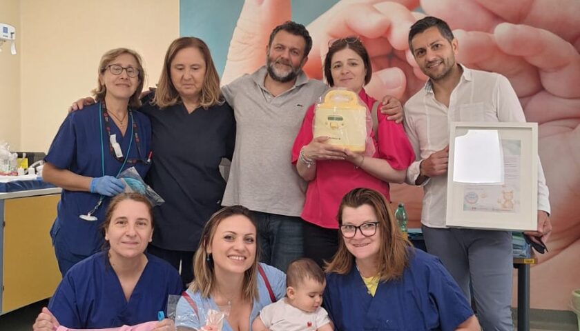 Solidarietà concreta: consegnato oggi un tiralatte professionale alla TIN del Moscati grazie a “Le Coccole di Chiara”