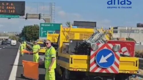 Camion si ribalta sulla A2 del Mediterraneo a Pontecagnano: conducente ferito, chiusura svincolo