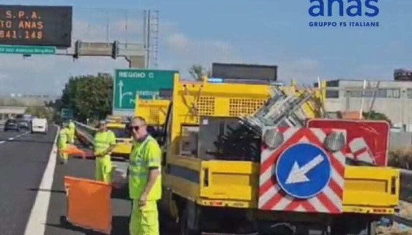 Camion si ribalta sulla A2 del Mediterraneo a Pontecagnano: conducente ferito, chiusura svincolo