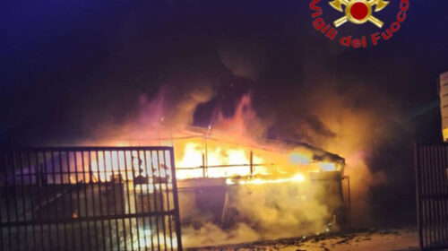 Notte di fuoco ad Angri, in fiamme azienda