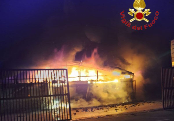 Notte di fuoco ad Angri, in fiamme azienda