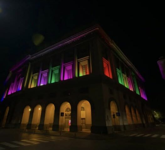 Salerno, Comune illuminato per il Pride. Il sindaco: “I colori dell’intelligenza, libertà e civile convivenza”