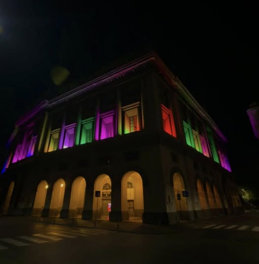 Salerno, Comune illuminato per il Pride. Il sindaco: “I colori dell’intelligenza, libertà e civile convivenza”