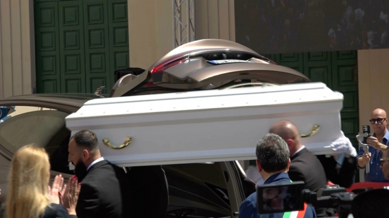 Uccisa dall’ex fidanzato a 14 anni: dolore e rabbia per Martina