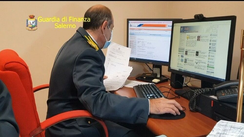 Finti posti di lavoro e soldi veri: avvocato e moglie ancora ai domiciliari