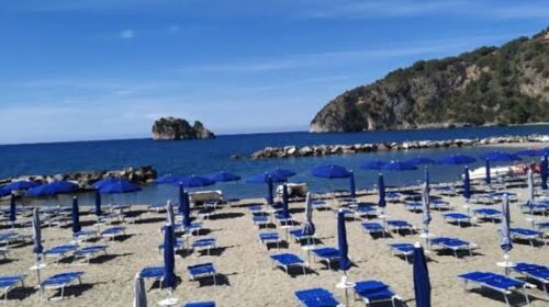 Centola, malore per un bagnante in spiaggia a Palinuro: salvato da poliziotto fuori servizio
