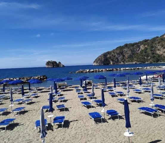 Centola, malore per un bagnante in spiaggia a Palinuro: salvato da poliziotto fuori servizio
