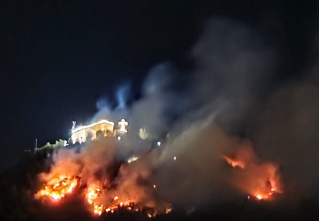 Incendio Monte Bonadies: “Causato dai fuochi di artificio della festa di Monte Castello a Cava”