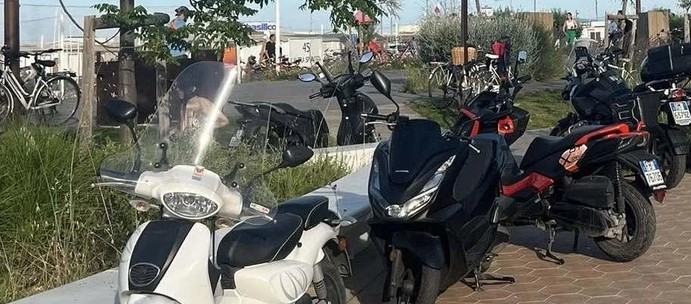 Salerno, petizione contro la sosta selvaggia di moto a Mercatello