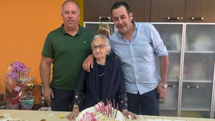 Centola, festa per i 100 anni di nonna Maria