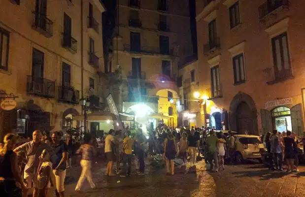 Salerno, botte nella movida per una ragazza contesa: interviene la polizia