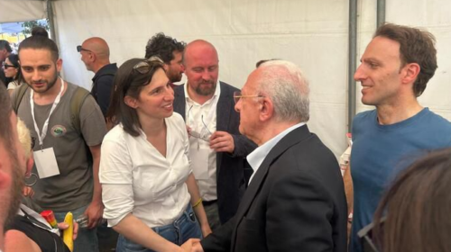 Stretta di mano De Luca-Schlein alla manifestazione di Roma per Gaza