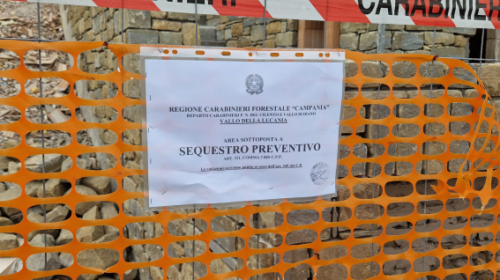 Pollica, fabbricato in costruzione in area protetta in località Pioppi: scatta il sequestro, 5 denunce