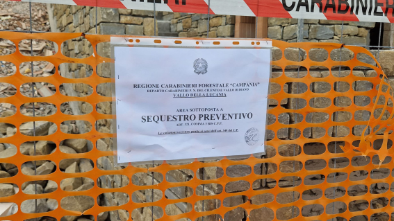 Pollica, fabbricato in costruzione in area protetta in località Pioppi: scatta il sequestro, 5 denunce