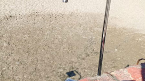 Salerno, vandalizzata la doccia sulla spiaggia inclusiva Balnea: “Una vergogna”