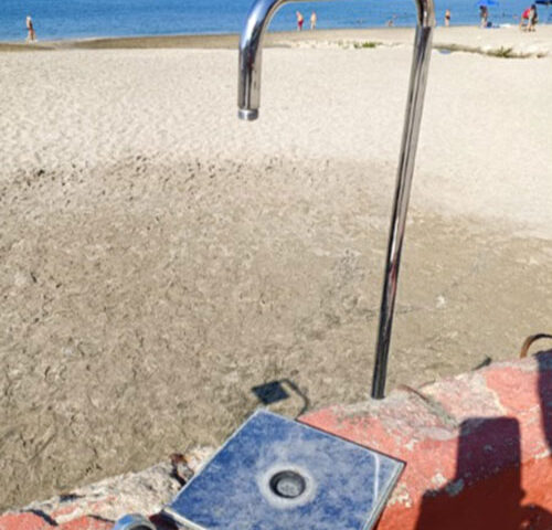 Salerno, vandalizzata la doccia sulla spiaggia inclusiva Balnea: “Una vergogna”