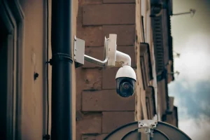 POSSO INSTALLARE UN SISTEMA DI VIDEOSORVEGLIANZA SENZA AUTORIZZAZIONE?