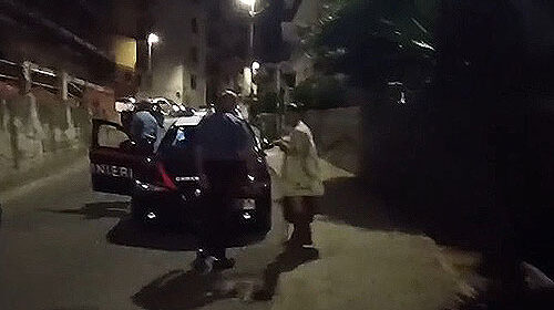 Salerno, lanci di busta con vetri dal balcone: intervengono i carabinieri