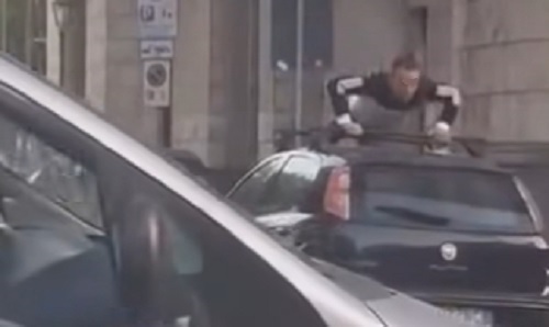 Salerno, giovane fa flessioni sul tettuccio di auto: video diventa virale