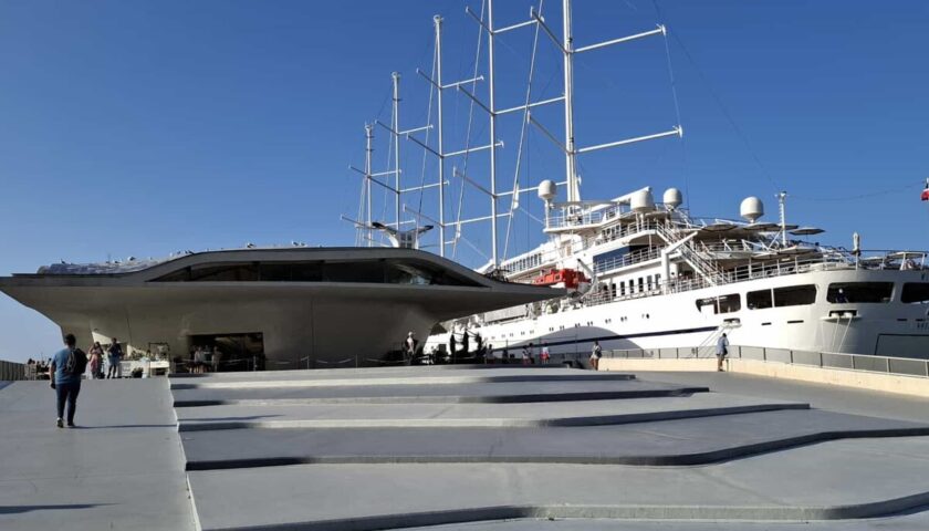 Salerno, alla Stazione Marittima attracca la Wind Surf con 300 turisti