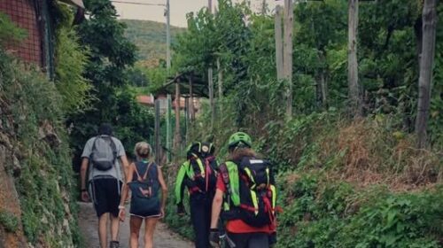 Coppia ferita e disidratata sul Sentiero delle 13 Chiese a Tramonti: salvata dal Soccorso Alpino