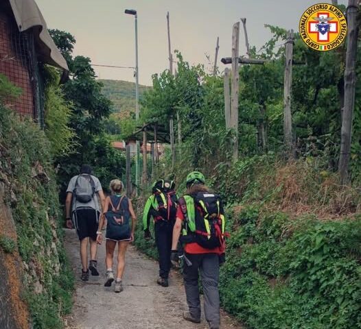 Coppia ferita e disidratata sul Sentiero delle 13 Chiese a Tramonti: salvata dal Soccorso Alpino
