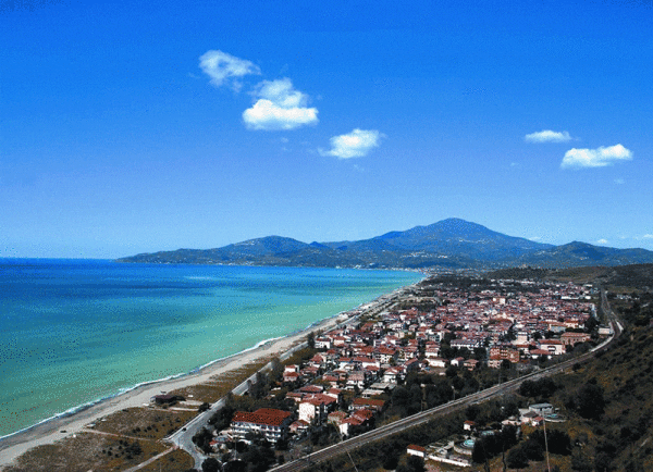 Ascea, lotta agli abusivi: 130 ombrelloni e attrezzature da spiaggia sequestrati