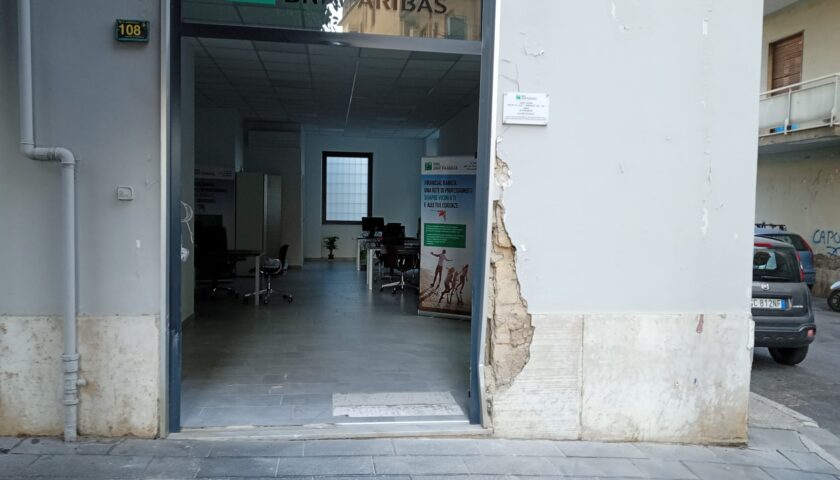 Nocera Inferiore, auto contro banca: sradicato e portato via il bancomat della Bnl di via Barbarulo