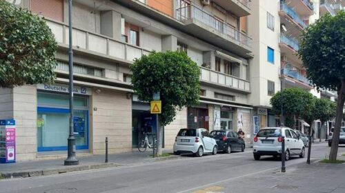 A Salerno ladri senza freni, sdradicata la porta della Deutsche Bank su corso Garibaldi: furto non andato a segno