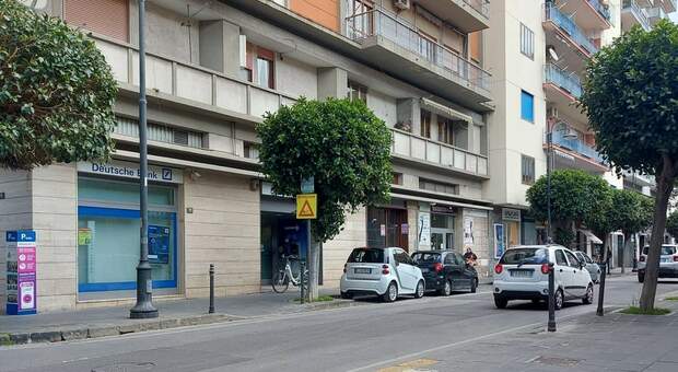 A Salerno ladri senza freni, sdradicata la porta della Deutsche Bank su corso Garibaldi: furto non andato a segno