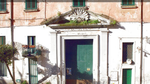 Salerno,  imbrattato da feci e urina umane il portale d’ingresso della chiesa Sant’Anna al Porto