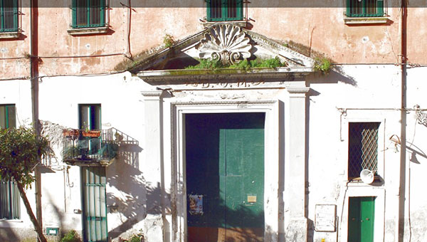Salerno,  imbrattato da feci e urina umane il portale d’ingresso della chiesa Sant’Anna al Porto
