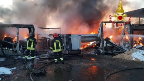 Incendio a Bellizzi in via dell’Artigianato: deposito di oli e pneumatici in fiamme