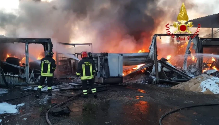 Incendio a Bellizzi in via dell’Artigianato: deposito di oli e pneumatici in fiamme