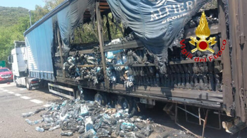 Buccino, a fuoco camion che trasporta acqua minerale