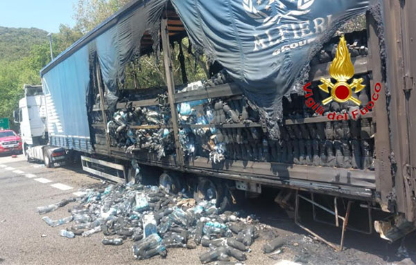 Buccino, a fuoco camion che trasporta acqua minerale