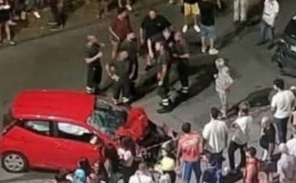 Salerno, auto e scooter si scontrano a Mariconda: due giovani feriti