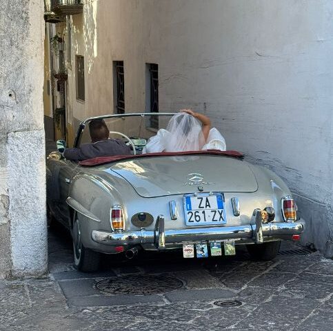 Benjamin Pavard e Kleofina Pnishi convolano a nozze nell’Abbazia Benedettina di Cava de’ Tirreni