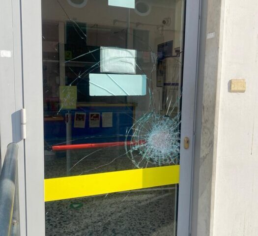 Salerno, tentativo di furto alle poste di Matierno: vetro colpito con violenza ieri notte