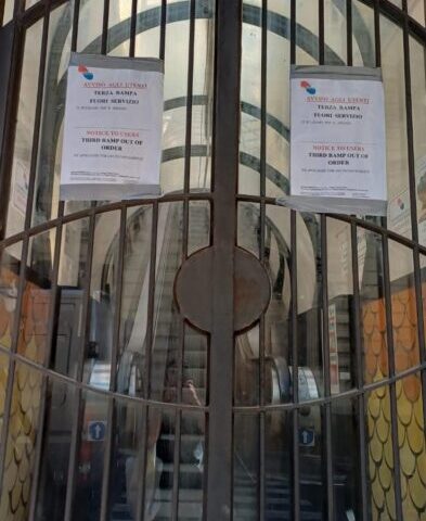 Salerno, out dopo un giorno dalla riparazione la scala mobile in via Madonna del Monte