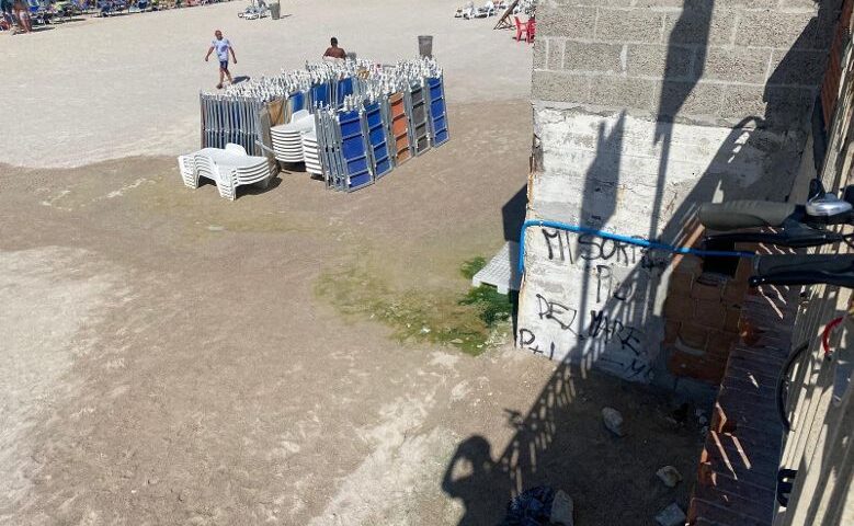 Salerno, spiaggia di Pastena con carenze igienico sanitarie. Pessolano e Naddeo: “Il Comune intervenga subito”