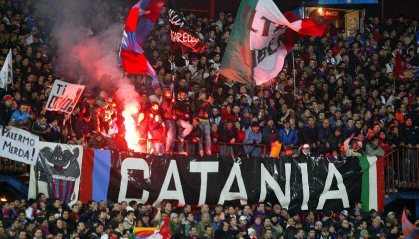 Incidente in autostrada, tifosi del Catania feriti. I supporters etnei ringraziano gli ultras Salerno, di Napoli e Cava de’ Tirreni per l’assistenza