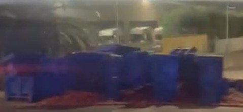 Fisciano, camion perde carico di pomodori e finisce su un’auto: ferite madre e figlia