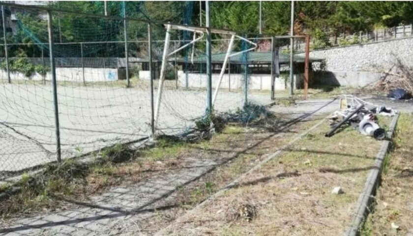 Salerno, campetto di via Sorgente abbandonato e nel degrado: Celano (Fi) sollecita il sindaco per un intervento urgente