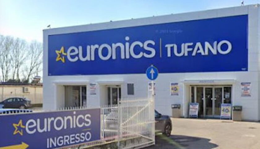 Salerno, tentato furto da Euronics: caccia alla banda di ladri